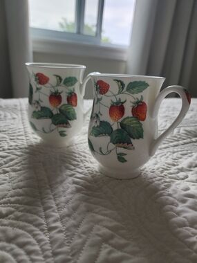 Alpine Strawberry Mugs Roy Kirkham Fine Bone China England Pair